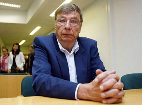 Vào tháng 3/2004, dư luận chấn động khi các công tố viên lật lại vụ án mạng ở hồ Bodom năm xưa. Thông qua kiểm tra ADN, các nhà điều tra cho rằng, Gustafsson (trong ảnh) - người duy nhất sống sót sau vụ tấn công - là nghi phạm và có động cơ gây án.