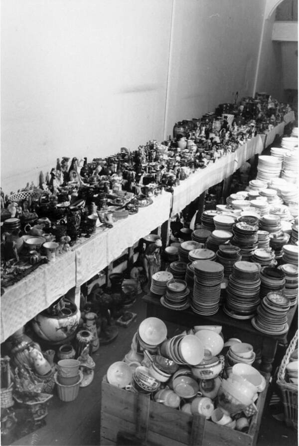 Tại đây, lính Đức sẽ lấy toàn bộ đồ đạc giá trị của người Do Thái như trang sức, vàng bạc, các tác phẩm nghệ thuật, bộ sưu tập gốm sứ...