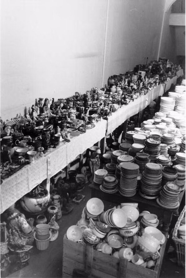 Tại đây, lính Đức sẽ lấy toàn bộ đồ đạc giá trị của người Do Thái như trang sức, vàng bạc, các tác phẩm nghệ thuật, bộ sưu tập gốm sứ...