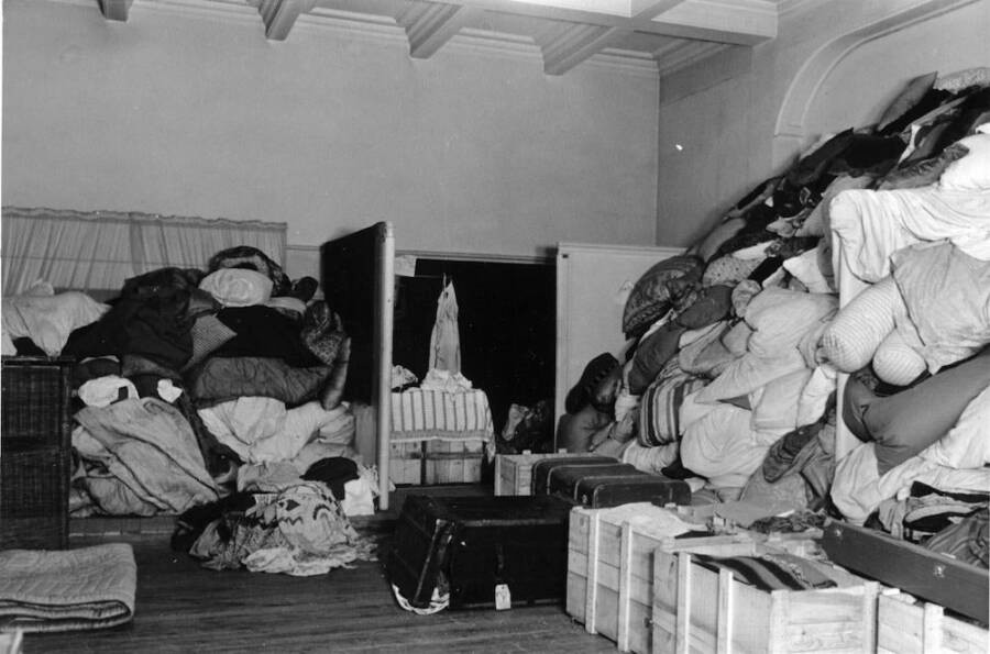 Nhiều món đồ nội thất như bàn ghế, tủ, kệ sách... cũng bị lính Đức quốc xã lấy đi. Thậm chí, những vật dụng hàng ngày như khung ảnh, khăn trải giường, dụng cụ nhà bếp cũng bị lính Đức chiếm đoạt. Toàn bộ được đem bán lấy tiền với giá trị lên đến vài triệu USD.