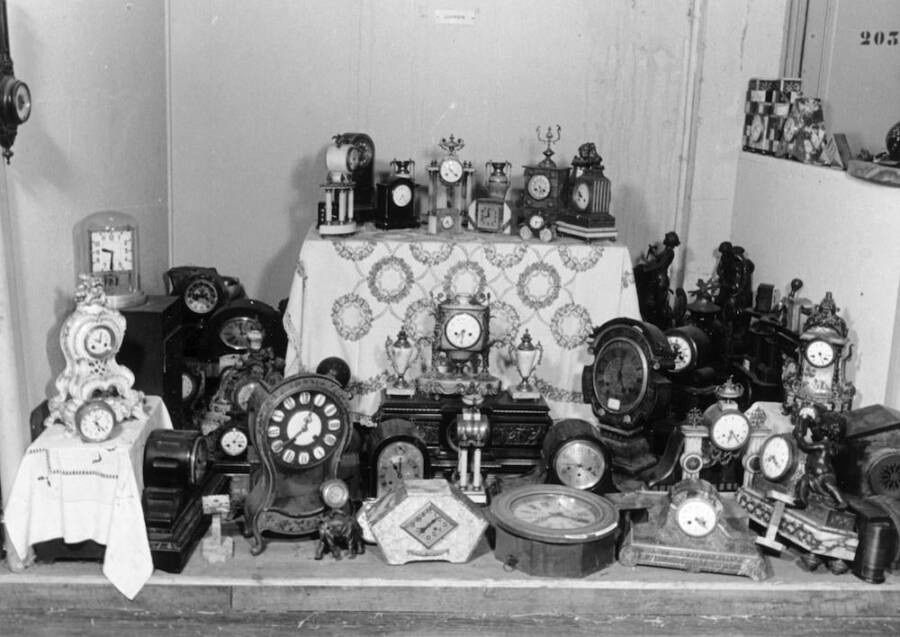 Tiếp đến, binh sĩ phát xít Đức tiến hành lục soát các ngôi nhà, căn hộ của người Do Thái.