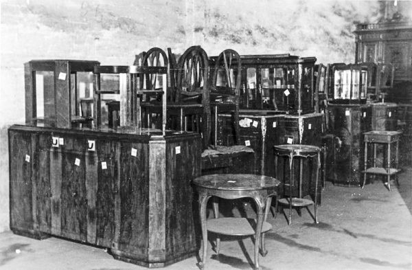 Tất cả những điều này đều nằm trong kế hoạch của Đức quốc xã. Không chỉ vơ vét những tài sản có giá trị để xung vào ngân khố của chính quyền Hitler, lính Đức tịch thu nhiều đồ đạc còn nhằm xóa đi dấu vết về việc người Do Thái từng sinh sống tại những nơi này.