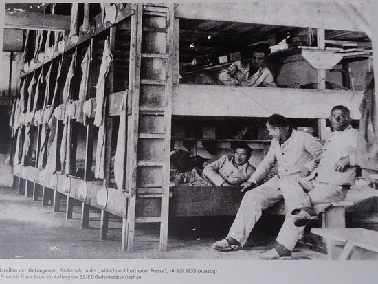 Theo một số tài liệu, kể từ khi hoạt động cho đến năm 1945, khoảng 68.000 tù nhân bị giam giữ tại trại tập trung Dachau. Trong số này, khoảng 1/3 là người Do Thái.