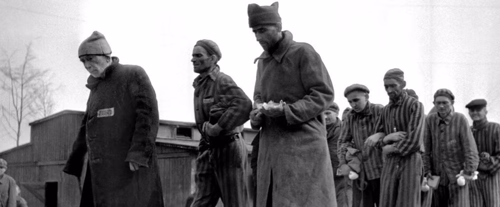 Vậy nên, sau khi chứng kiến cảnh tượng rùng rợn này, binh sĩ Mỹ tiến hành mai táng các nạn nhân. Đồng thời, sự việc trên trở thành một trong những bằng chứng về tội ác man rợ của phát xít Đức.