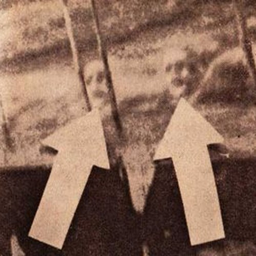 Vào năm 1952, thuyền trưởng tàu S.S. Watertown là Keith Tracy chụp được một bức ảnh gây tò mò. Trong ảnh là gương mặt khá mờ của 2 thủy thủ.