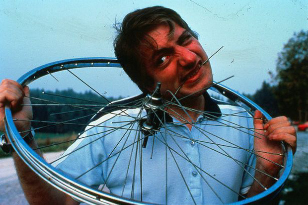 Michel Lotito được mệnh danh là "Người ăn mọi thứ". Ông có thể ăn những thứ mà người khác không thể tiêu hóa nổi như: 18 cái xe đạp, 15 xe đẩy hàng của siêu thị, 8 cái TV, 2 cái giường, 1 cặp ván trượt tuyết.