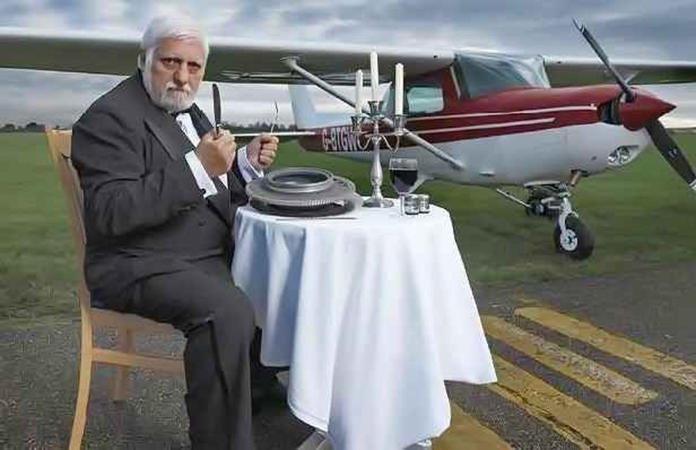 Thậm chí, ông Lotito còn ăn một máy bay cỡ nhỏ của hãng Cessna. Nhờ khả năng ăn những thứ kỳ lạ như vậy, kỷ lục mà ông xác lập rất khó bị người khác vượt qua.