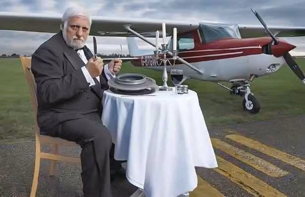 Thậm chí, ông Lotito còn ăn một máy bay cỡ nhỏ của hãng Cessna. Nhờ khả năng ăn những thứ kỳ lạ như vậy, kỷ lục mà ông xác lập rất khó bị người khác vượt qua.