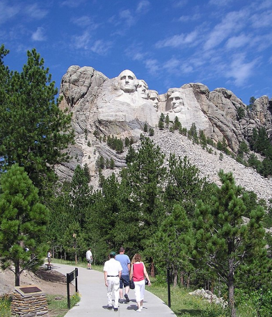 Những tài liệu quý giá này được đặt trong một chiếc hòm bằng titan và khóa kín. Nó có ý nghĩa như một chiếc hòm thời gian khi hàng ngàn năm sau, người đời sau có thể mở chiếc hòm và tìm hiểu về thời đại mà tổ tiên đã sống.