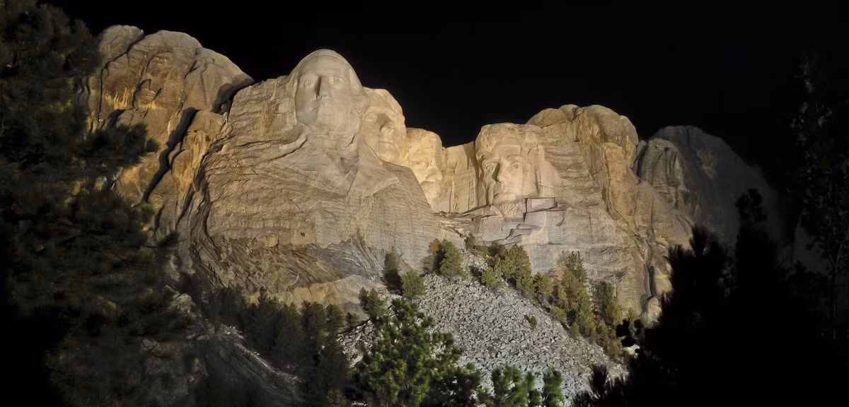 Gương mặt 4 Tổng thống Mỹ có thể nhìn thấy rõ từ phía xa. Mỗi bức tượng tạc gương mặt ông chủ Nhà Trắng cao 18m với mũi cao khoảng 6,4m, mắt rộng 3,4m và miệng rộng 5,5m.