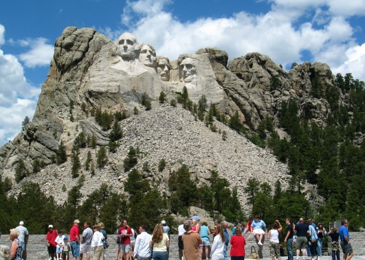 Sở dĩ núi Rushmore trở thành biểu tượng của nước Mỹ là vì nơi đây điêu khắc gương mặt của 4 Tổng thống Mỹ danh tiếng trong lịch sử là: George Washington, Thomas Jefferson, Teddy Roosevelt và Abraham Lincoln.