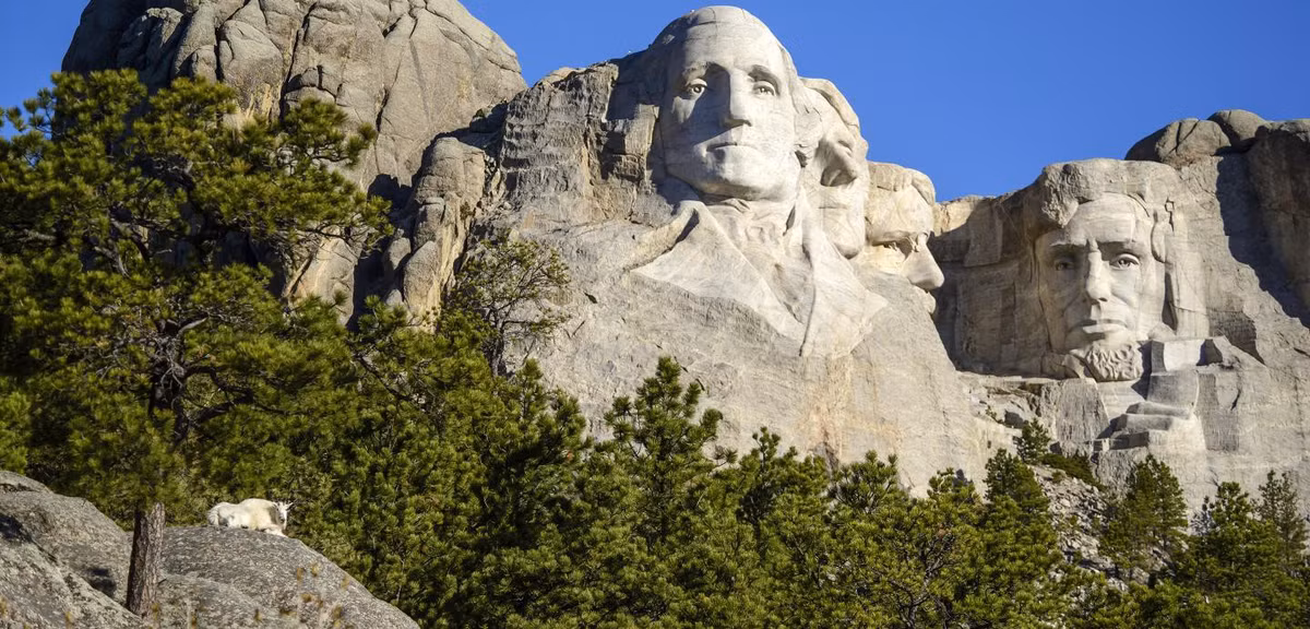 Để tạc gương mặt 4 Tổng thống Mỹ vào sườn núi Rushmore, các công nhân sử dụng một lượng lớn thuốc nổ. Theo ước tính, khoảng 450.000 tấn đá được cho nổ tung bằng thuốc nổ trong quá trình điêu khắc. Số đá này được rải ở chân núi.