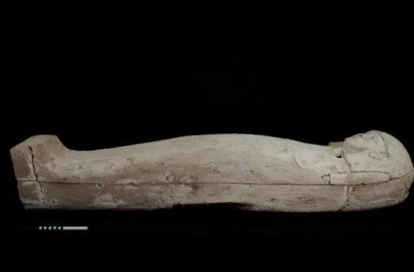 Các nhà khảo cổ tỉ mỉ mở nắp quan tài và kinh ngạc khi nhìn thấy một xác ướp còn gần như nguyên vẹn ở bên trong.