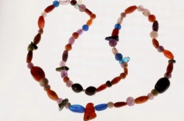 Thêm nữa, mỗi tay của xác ướp đều đeo nhẫn và trên tai có đeo khuyên tai. Những món đồ trang sức trong quan tài được chế tác vô cùng tinh xảo.