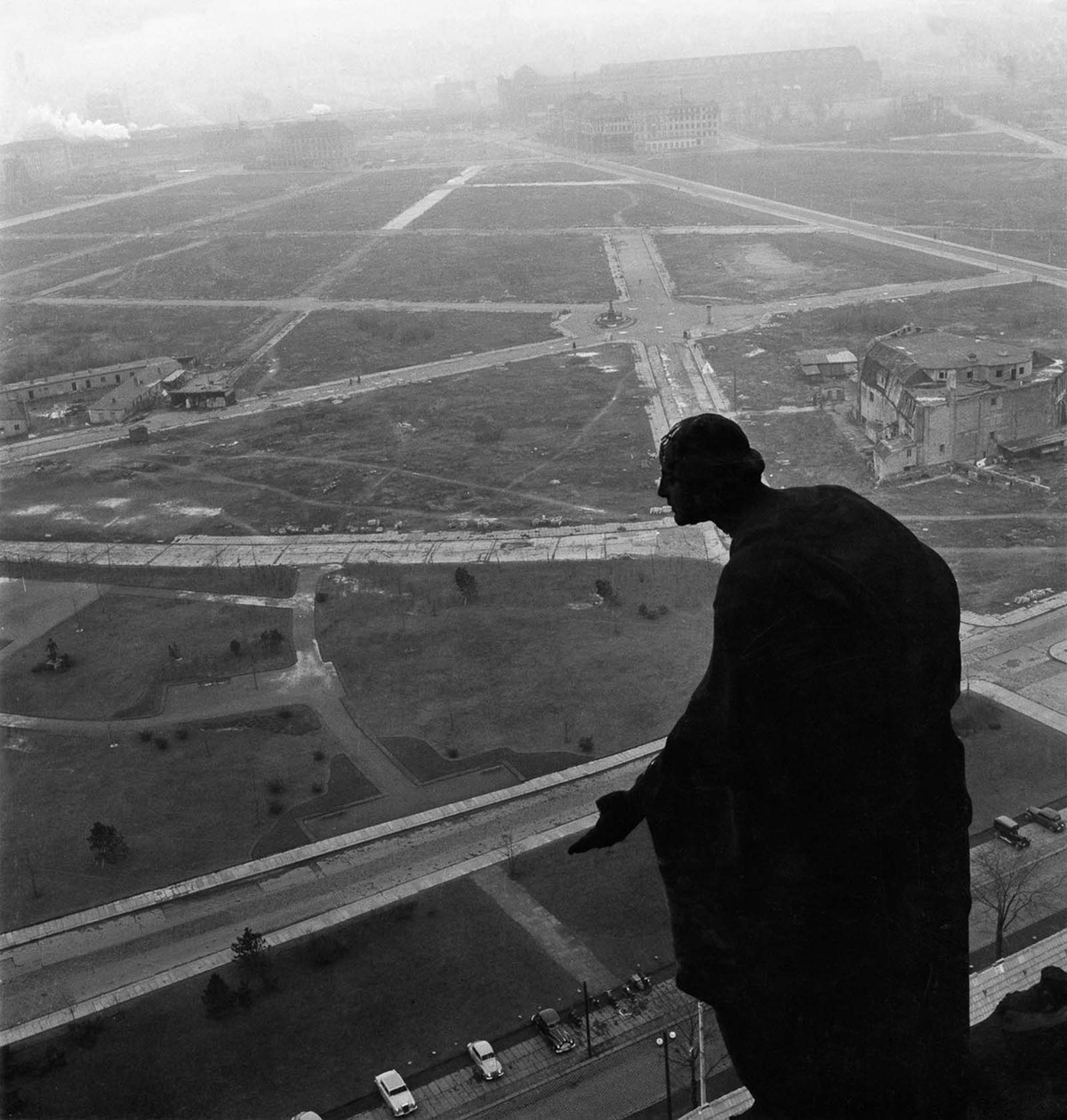 Sau khi Thế chiến 2 kết thúc, chính quyền và người dân Dresden thực hiện phá dỡ những tòa nhà bị phá hủy để xây dựng những công trình mới. Ảnh chụp Dresden năm 1955.