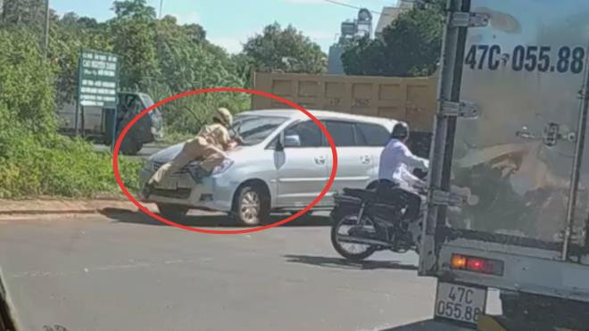 Video: Oto bo chay bat chap canh sat giao thong bam chan truoc dau xe