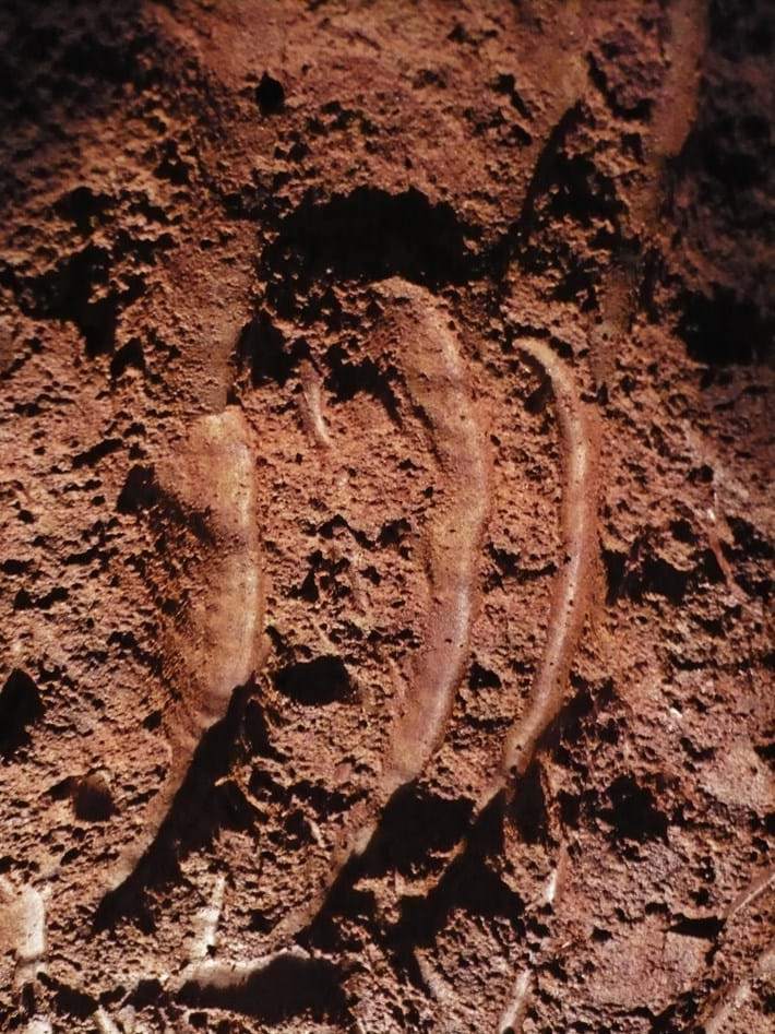 Tuy nhiên, giới khoa học không tìm được bằng chứng cho giả thuyết này. Theo đó, một quan điểm khác cho rằng những đường hầm "khủng" trên có thể do con người tạo nên.