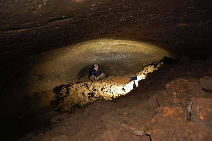 Ông Frank và các đồng nghiệp gây chú ý khi công bố kết quả nghiên cứu về những đường hầm khổng lồ ở Nam Mỹ. Theo ông, nhiều đường hầm có chiều dài lên tới vài trăm mét, cao khoảng 1,5 - 2 m và rộng từ 1 - 1,5m.