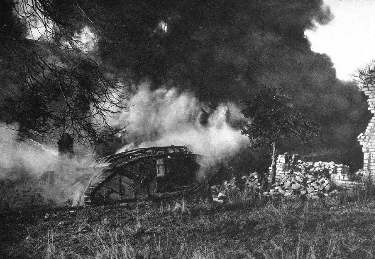 Để tiêu diệt hoặc khiến tổ lái xe tăng ra ngoài, quân đội một số nước sử dụng súng phun lửa. Ảnh chụp năm 1918.