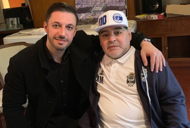 Vào ngày 25/11 vừa qua, huyền thoại Diego Maradona nổi tiếng thế giới qua đời vì trụy tim ở tuổi 60. Danh thủ bóng đá thế giới này tử vong 2 tuần sau khi ông phẫu thuật tai biến mạch máu não. Mới đây, dư luận xôn xao khi luật sư Matias Morla (trái ảnh), cũng là đại diện của Diego Maradona (phải ảnh) yêu cầu một cuộc điều tra vì nghi ngờ sự tắc trách của đội ngũ nhân viên y tế. Đây không phải là lần đầu tiên cái chết của người nổi tiếng trở thành bí ẩn lớn vì một số lý do.