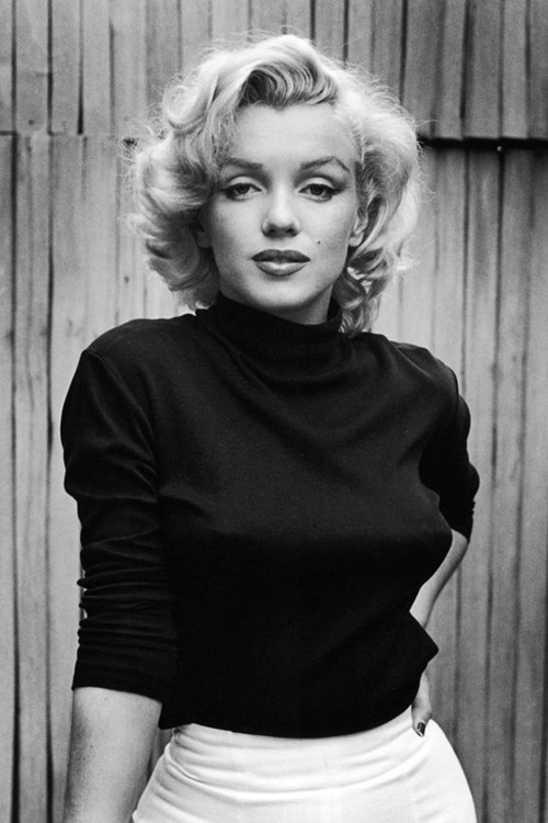 Trong số này, đáng chú ý là cái chết của nữ diễn viên nổi tiếng Hollywood là Marilyn Monroe. Cô đào xinh đẹp và quyến rũ này qua đời khi 36 tuổi. Cô được phát hiện tử vong tại căn hộ riêng ở thành phố Los Angeles, bang California, Mỹ vào ngày 5/8/1962.