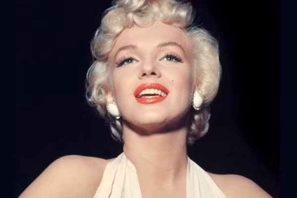 Khi ấy, các công tố viên tiến hành điều tra lại vụ việc của Marilyn. Sau 3 tháng điều tra, tìm kiếm các bằng chứng và thẩm vấn một số người có liên quan, giới chức trách không phát hiện bất cứ dấu hiệu nào cho thấy cô bị sát hại. Cuối cùng, họ kết luận Marilyn uống thuốc quá liều để tự sát giống như kết quả điều tra năm 1962.