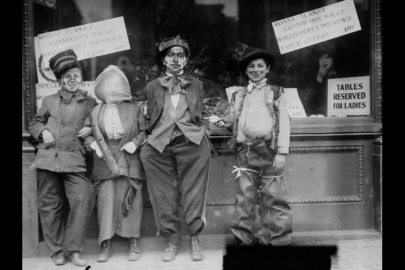 Trong khoảng thời gian từ năm 1910 -1915, người dân ở New York, Mỹ hóa trang và vui chơi trong dịp lễ Tạ ơn.