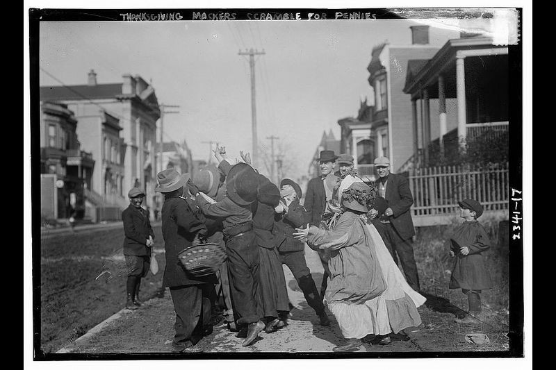 Những người giàu có tặng một số tiền xu cho người dân vào dịp lễ Tạ ơn. Ảnh chụp vào khoảng năm 1910 - 1915.