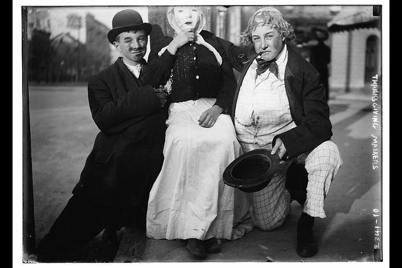 Mặc dù việc hóa trang và xin kẹo phổ biến trong dịp Halloween từ những năm 1940 đến nay nhưng truyền thống này được cho là bắt đầu từ lễ Tạ ơn.