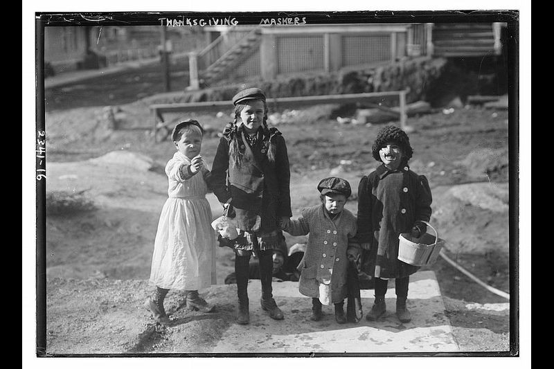 Vào dịp lễ Tạ ơn, trẻ em thường mặc những trang phục đẹp và đến nhà của các hàng xóm xin bánh kẹo.