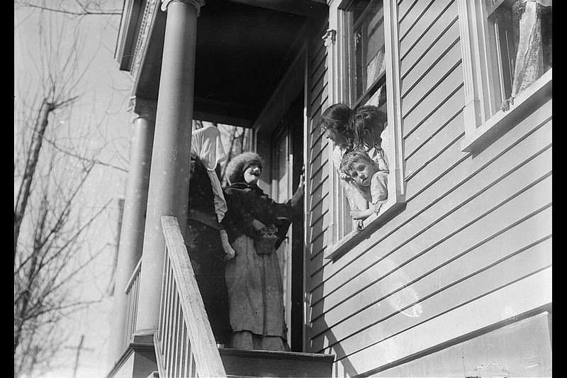 Vào dịp lễ Tạ ơn, mọi người thường đến nhà nhau tụ tập ăn uống và chơi các trò chơi.