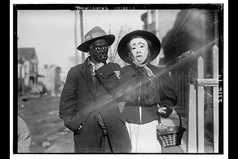 Một số người dân ở New York đeo mặt nạ hóa trang khi đi dạo trong dịp lễ Tạ ơn vào đầu những năm 1900.