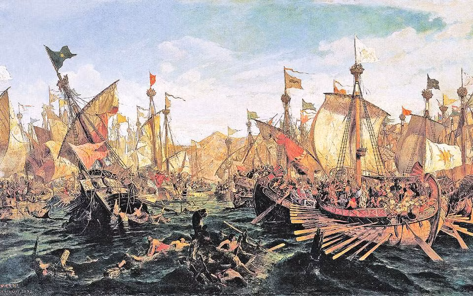 Thêm nữa, do eo biển Salamis chật hẹp nên lực lượng Hy Lạp gặp nhiều bất lợi trong cuộc hải chiến. Nhiều xác tàu của Ba Tư bị đánh đắm hay mắc cản đã cản đường những chiến thuyền của đế chế này tiến lên phía trước.