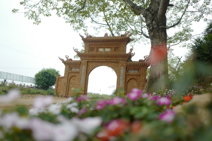 Như vậy, với ngôi chùa cổ khoảng 500 tuổi cùng hai báu vật là 2 cây đại đăng có niên đại từ thời nhà Lý, chùa Bạch Tượng lưu giữ những giá trị văn hóa-lịch sử cần được bảo tồn, trùng tu đúng cách. Ảnh: Cổng chùa sau khi được tu bổ.