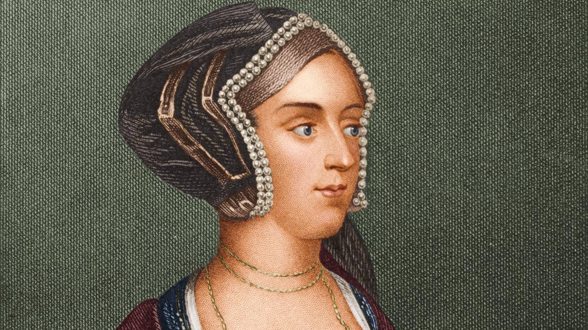 Vua Henry VIII còn được cho là bí mật đưa ra quyết định này với William Kingston - người có quyền lực cao nhất tại Tháp London. Ông phụ trách mọi vụ giam giữ và hành quyết tại Tháp London và vụ của hoàng hậu Anne Boleyn cũng nằm trong số đó. Bà hoàng này bị tống giam vào Tháp London từ ngày 2/5/1536.