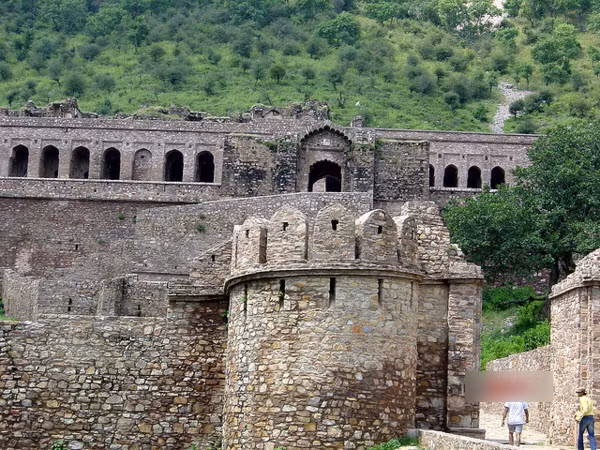 Do đem lòng yêu con gái của vua Bhagwant Das nên phù thủy Singhiya làm bùa chú nhưng thất bại. Trước lúc chết, phù thủy Singhiya ôm hận trong lòng và yểm lời nguyền lên vương quốc của vua Bhagwant Das.