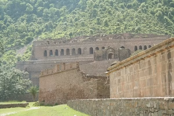 Lâu đài Bhangarh ở thị trấn Bhangarh, bang Rajasthan, Ấn Độ có tên trong danh sách những địa điểm đáng sợ hàng đầu thế giới. Theo một số giai thoại, truyền thuyết địa phương, lâu đài cổ kính này bị phù thủy Singhiya nguyền rủa.