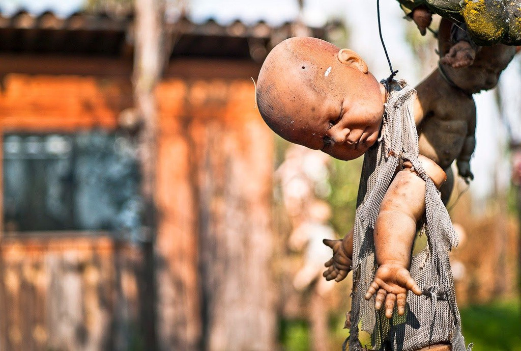 Ám ảnh hơn có lẽ là câu chuyện về một bé gái chết đuổi bí ẩn trên đảo Isla de las Munecas. Linh hồn của cô bé ở bên trong những con búp bê. Vì vậy, một số người kể rằng nhìn thấy những con búp bê trên đảo di chuyển, chớp mắt hay thậm chí là nghe thấy tiếng trò chuyện. Dù những câu chuyện này khó kiểm chứng nhưng nhiều du khách gan dạ lên đảo để tận mắt nhìn thấy khung cảnh ma quái tại Isla de las Munecas.