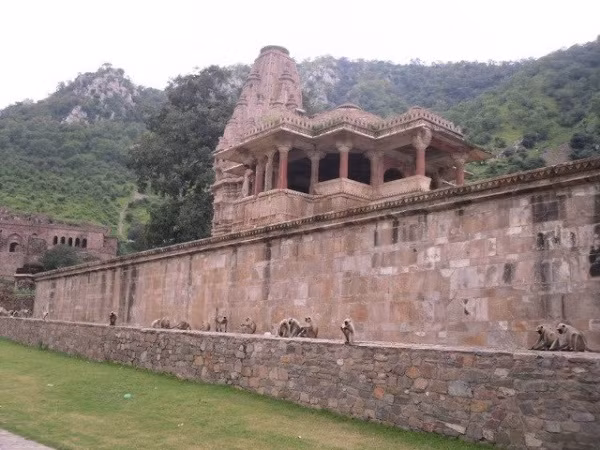 Gã phù thủy nguyền rủa rằng, bất kỳ ai sống trong vương quốc sẽ bị chết, linh hồn của họ sẽ ở đó mãi mãi không bao giờ được tái sinh. Chính vì vậy, ngay sau khi Singhiya chết, toàn bộ người dân vội vã rời đi trong đêm để tránh họa sát thân. Kể từ đó, không có người sinh sống tại lâu đài Bhangarh bị nguyền rủa.