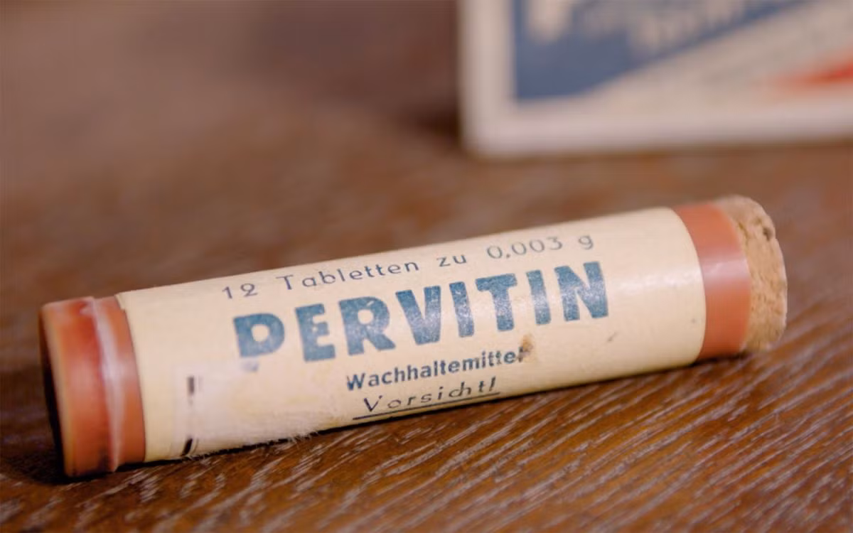 Pervitin được xem như một "thần dược" giúp binh sĩ phát xít Đức trở thành "siêu chiến binh". Nguyên do là bởi khi sử dụng Pervitin, binh lính dưới trướng trùm phát xít Hitler luôn tỉnh táo, hưng phấn và không cảm thấy đói khát hay mệt mỏi dù chiến đấu hay hành quân suốt nhiều ngày.