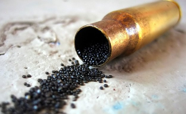 Khi ấy, thuốc súng được tạo ra từ các thành phần: than củi, diêm tiêu và lưu huỳnh. Ban đầu, phát minh này được sử dụng để làm pháo hoa.