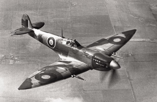 Vũ khí này lần đầu xuất hiện ở châu Âu vào năm 1914. Kể từ khi xuất hiện và được sử dụng trong Chiến tranh thế giới 1, máy bay được các nước sử dụng rộng rãi trong việc tiêu diệt các mục tiêu của kẻ địch trên mặt đất cũng như bắn hạ máy bay địch.