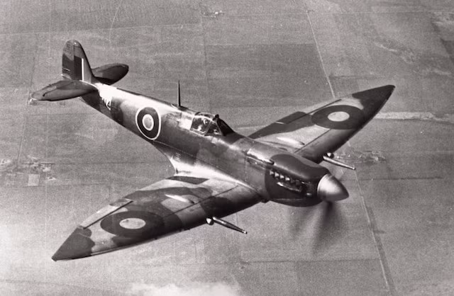 Vũ khí này lần đầu xuất hiện ở châu Âu vào năm 1914. Kể từ khi xuất hiện và được sử dụng trong Chiến tranh thế giới 1, máy bay được các nước sử dụng rộng rãi trong việc tiêu diệt các mục tiêu của kẻ địch trên mặt đất cũng như bắn hạ máy bay địch.