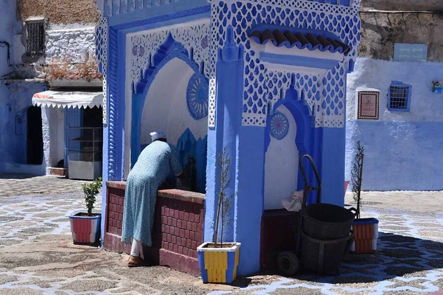 Thành phố Chefchaouen có biên đại hơn 500 tuổi. Ban đầu, Chefchaouen được gọi là Chaouen có nghĩa là “đỉnh” vì vị trí đặc biệt của nơi đây với dãy núi Rif gần đó.