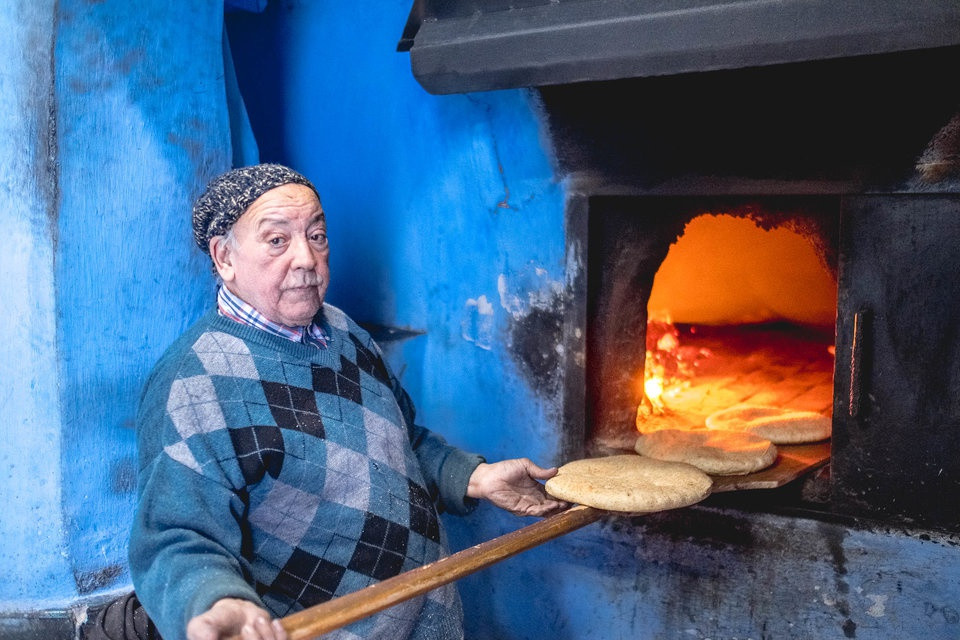 Người dân ở Chefchaouen vô cùng hiếu khách khi nhiều người mời khách du lịch tới nhà chơi và dùng bữa. Chính những điều này càng khiến nơi đây thu hút khách du lịch hơn.