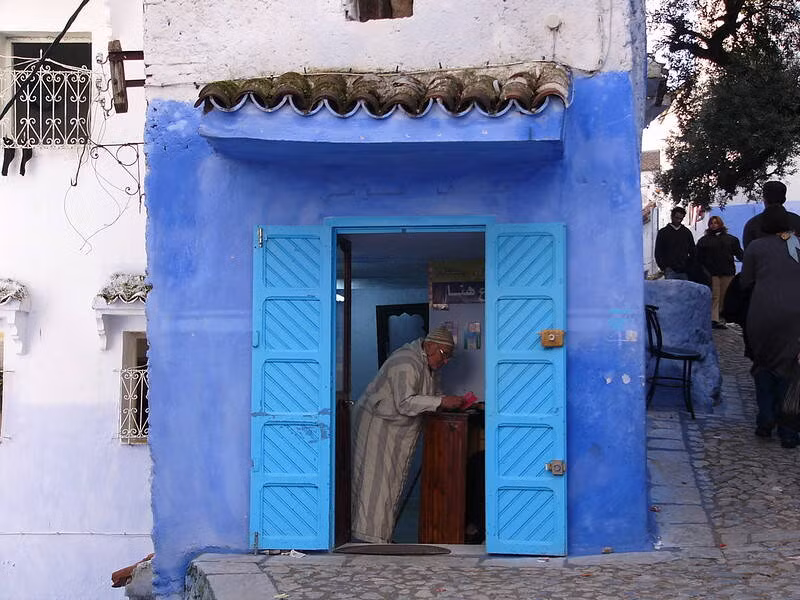 Trong suốt nhiều năm, có rất nhiều cuộc tranh luận sôi nổi diễn ra để lý giải vì sao người dân ở Chefchaouen sơn tường nhà màu xanh dương.