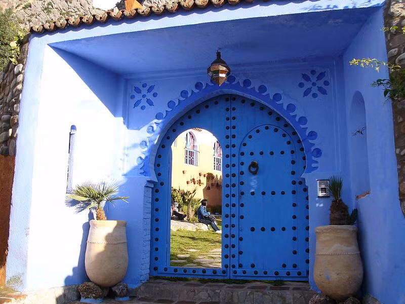 Theo một quan điểm, sở dĩ người dân sơn nhà màu xanh dương nổi bật chỉ đơn giản vì màu sắc này có thể xua đuổi muỗi.