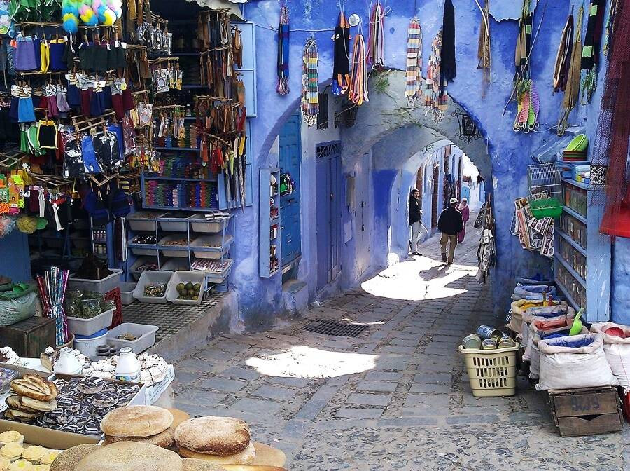 Khi đến đây, du khách sẽ bất ngờ trước việc nhiều ngôi nhà ở thành phố Chefchaouen được sơn màu xanh dương vô cùng bắt mắt. Theo đó, nơi đây được mệnh danh là "viên ngọc xanh của Morocco".