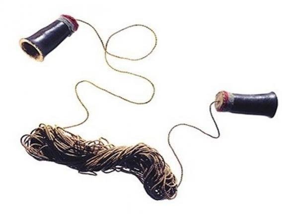 Giới khảo cổ tìm thấy cổ vật đặc biệt này tại tàn tích Chan Chan của Peru. Một số người khi nhìn thấy cổ vật này thấy khá giống "chiếc điện thoại". Họ cho rằng đây dường như là một thiết bị truyền tải âm thanh thô sơ.