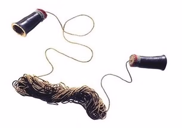 Giới khảo cổ tìm thấy cổ vật đặc biệt này tại tàn tích Chan Chan của Peru. Một số người khi nhìn thấy cổ vật này thấy khá giống "chiếc điện thoại". Họ cho rằng đây dường như là một thiết bị truyền tải âm thanh thô sơ.